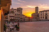 Blick auf die Architektur der Piazza Grande bei Sonnenuntergang, Arezzo, Provinz Arezzo, Toskana, Italien, Europa