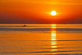 Blick auf den Sonnenaufgang, der sich im Meer spiegelt, vom Strand von Rimini aus, Rimini, Emilia-Romagna, Italien, Europa