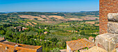 Blick auf die toskanische Landschaft und Dächer von Montepulciano, Montepulciano, Provinz Siena, Toskana, Italien, Europa