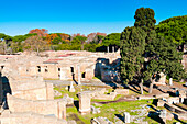 Blick von oben auf die archäologische Stätte Ostia Antica, Ostia, Provinz Rom, Latium (Lazio), Italien, Europa