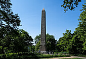 Blick auf Cleopatra's Needle, einen Obelisken aus rotem Granit, vom Tempel des Ra im alten Ägypten aus, Central Park, New York City, Vereinigte Staaten von Amerika, Nordamerika