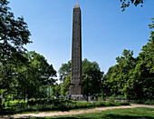 Blick auf Cleopatra's Needle, einen Obelisken aus rotem Granit, vom Tempel des Ra im alten Ägypten aus, Central Park, New York City, Vereinigte Staaten von Amerika, Nordamerika