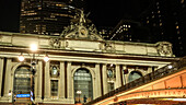 Blick auf das Grand Central Terminal bei Nacht, ein Nahverkehrsterminal in Midtown Manhattan, New York City, Vereinigte Staaten von Amerika, Nordamerika