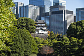 Fujimi-Yagura-Wachturm im Kaiserpalast von Tokio und moderne Wolkenkratzer im Hintergrund, Tokio, Honshu, Japan, Asien