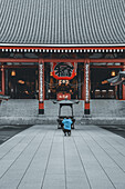 Ein Tourist fotografiert den Senso ji-Tempel in Tokio, Honshu, Japan, Asien