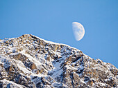 Mondaufgang hinter der Corvatschspitze, Schweiz, Europa