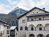 Einzigartige Sgraffito-Wandmalereien schmücken die traditionellen Häuser im Engadin, Graubünden, Schweiz, Europa