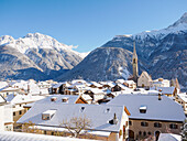 Schnee auf dem Gipfel des Alpendorfs Sent, Graubünden, Schweiz, Europa