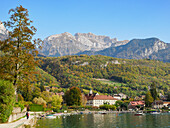 Das Dorf Talloires am Annecy-See, Haute-Savoie, Frankreich, Europa