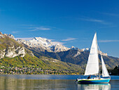 Ein Segelboot auf dem Annecy-See an einem schönen Spätherbsttag, Annecy, Haute-Savoie, Frankreich, Europa