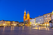 Main Market Square, St. Mary's Basilica, UNESCO World Heritage Site, Krakow, Poland, Europe