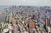 Blick über die Länge von New York City vom One World Observatory mit dem Hudson River im Westen und Long Island City im Nordosten, New York City, Vereinigte Staaten von Amerika, Nordamerika