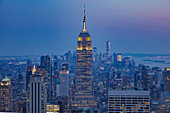 Empire State Building und Skyline von New York City in der Abenddämmerung vom Top of the Rock, Rockefeller Center, New York City, Vereinigte Staaten von Amerika, Nordamerika