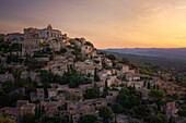 Dorf Gordes auf einem Hügel bei Sonnenaufgang, Provence, Provence-Alpes-Cote d'Azur, Frankreich, Europa