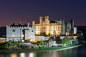 Leeds Castle und Graben bei Nacht mit geschmücktem Weihnachtsbaum, bei Maidstone, Kent, England, Vereinigtes Königreich, Europa