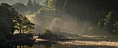 Fußgängerbrücke über Nant Gwyd und Llynnau Mymbyr bei Sonnenaufgang mit Morgennebel, Capel Curig, Snowdonia National Park, Wales, Vereinigtes Königreich, Europa