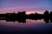 Leeds Castle in der Morgendämmerung, bei Maidstone, Kent, England, Vereinigtes Königreich, Europa