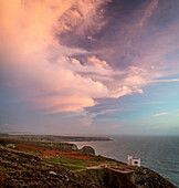 Elin's Tower in der Abenddämmerung, RSPB South Stack, Holy Island, Anglesey, Wales, Vereinigtes Königreich, Europa