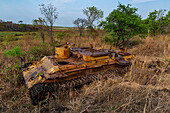 Alter zerstörter Tank, Moxico, Angola, Afrika