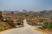 Straße über den Cuvo-Fluss (Rio Keve), nahe dem Zusammenfluss mit dem Toeota-Fluss, Conda, Kumbira Forest Reserve, Kwanza Sul, Angola, Afrika