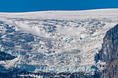 Gletscher, die sich über dem Glacier Parkway abzeichnen, Alberta, Kanada, Nordamerika