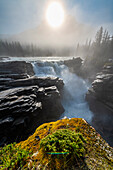 Athabasca Falls bei Sonnenaufgang, Glacier Parkway, Jasper National Park, UNESCO-Weltkulturerbe, Alberta, Kanadische Rocky Mountains, Kanada, Nordamerika