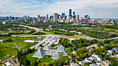Luftaufnahme des Muttart Conservatory mit der Skyline von Edmonton, Alberta, Kanada, Nordamerika