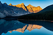 Sonnenaufgang am Lake Moraine, Banff-Nationalpark, UNESCO-Welterbe, Alberta, Rocky Mountains, Kanada, Nordamerika