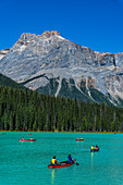 Touristen in Kanus, Emerald Lake, Yoho-Nationalpark, UNESCO-Weltnaturerbe, British Columbia, Kanada, Nordamerika