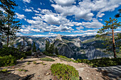 Blick über den Yosemite-Nationalpark mit dem Half Dome, UNESCO-Welterbe, Kalifornien, Vereinigte Staaten von Amerika, Nordamerika