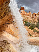 Ein Wasserfall, der durch den Mossy Cave Trail im Bryce Canyon National Park, Utah, Vereinigte Staaten von Amerika, Nordamerika, fließt