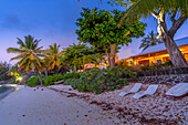 Blick auf ein Strandhaus in der Abenddämmerung in Cap Malheureux, Mauritius, Indischer Ozean, Afrika