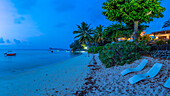 Blick auf den Strand und den türkisfarbenen Indischen Ozean in der Abenddämmerung in Cap Malheureux, Mauritius, Indischer Ozean, Afrika