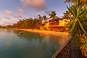 Blick auf Strand und Boote in Grand Bay zur goldenen Stunde, Mauritius, Indischer Ozean, Afrika