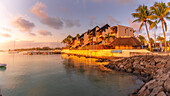 Blick auf Apartments am Wasser in Grand Bay bei Sonnenuntergang, Mauritius, Indischer Ozean, Afrika