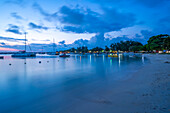 Blick auf Boote auf dem Wasser in Grand Bay in der Abenddämmerung, Mauritius, Indischer Ozean, Afrika