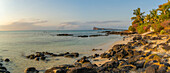 Blick auf den Strand und den türkisfarbenen Indischen Ozean bei Sonnenuntergang in Cap Malheureux, Mauritius, Indischer Ozean, Afrika