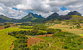 Luftaufnahme des Long Mountain und der Felder am Long Mountain, Mauritius, Indischer Ozean, Afrika