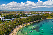 Luftaufnahme von Küstenlinie, Strand und türkisfarbenem Wasser am Cap Malheureux, Mauritius, Indischer Ozean, Afrika