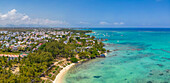 Luftaufnahme von Strand und türkisfarbenem Wasser bei Le Clos Choisy, Mauritius, Indischer Ozean, Afrika