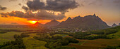 Blick auf einen goldenen Sonnenuntergang hinter dem Long Mountain und einem Flickenteppich aus grünen Feldern, Mauritius, Indischer Ozean, Afrika