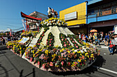 Japanischer Festwagen bei der jährlichen Parade des Internationalen Blumenfestivals von Tomohon in der Stadt, die das Herz der nationalen Blumenzucht ist, Tomohon, Nordsulawesi, Indonesien, Südostasien, Asien