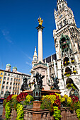 Marienstatue, Uhrenturm mit Glockenspiel, Neues Rathaus, Marienplatz, Altstadt, München, Bayern, Deutschland, Europa