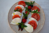 Mozzarella und Tomaten-Caprese-Salat, Motovun, Zentralistrien, Kroatien, Europa