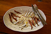 Gericht mit gesalzenen und marinierten Sardellen mit Zwiebeln, Restaurant, Altstadt, Novigrad, Kroatien, Europa