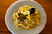 Gericht aus Meeresfrüchten in Tagliatelle-Nudeln mit Weinsoße, Restaurant, Altstadt, Novigrad, Kroatien, Europa