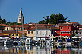 Vergnügungsboote, Jachthafen, Novigrad Hafen, Turm der St. Pelagius Kirche im Hintergrund, Altstadt, Novigrad, Kroatien, Europa