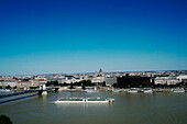 Blick auf ein Sightseeingboot auf der Donau und Budapest, Ungarn, Europa