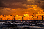Blick bei Sonnenuntergang über die Irische See auf den entfernten Walney Offshore-Windpark, Walney Island, Cumbrian Coast, Cumbria, England, Vereinigtes Königreich, Europa