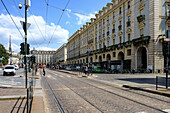 Blick auf die Straßen rund um die Piazza Castello, einen prominenten Platz im Stadtzentrum, auf dem sich mehrere Wahrzeichen, Museen, Theater und Cafés befinden, Turin, Piemont, Italien, Europa